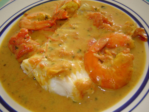 Curry de poisson et des crevettes au lait de coco (Ψάρι με κάρυ και γαρίδες σε γάλα καρύδας) 